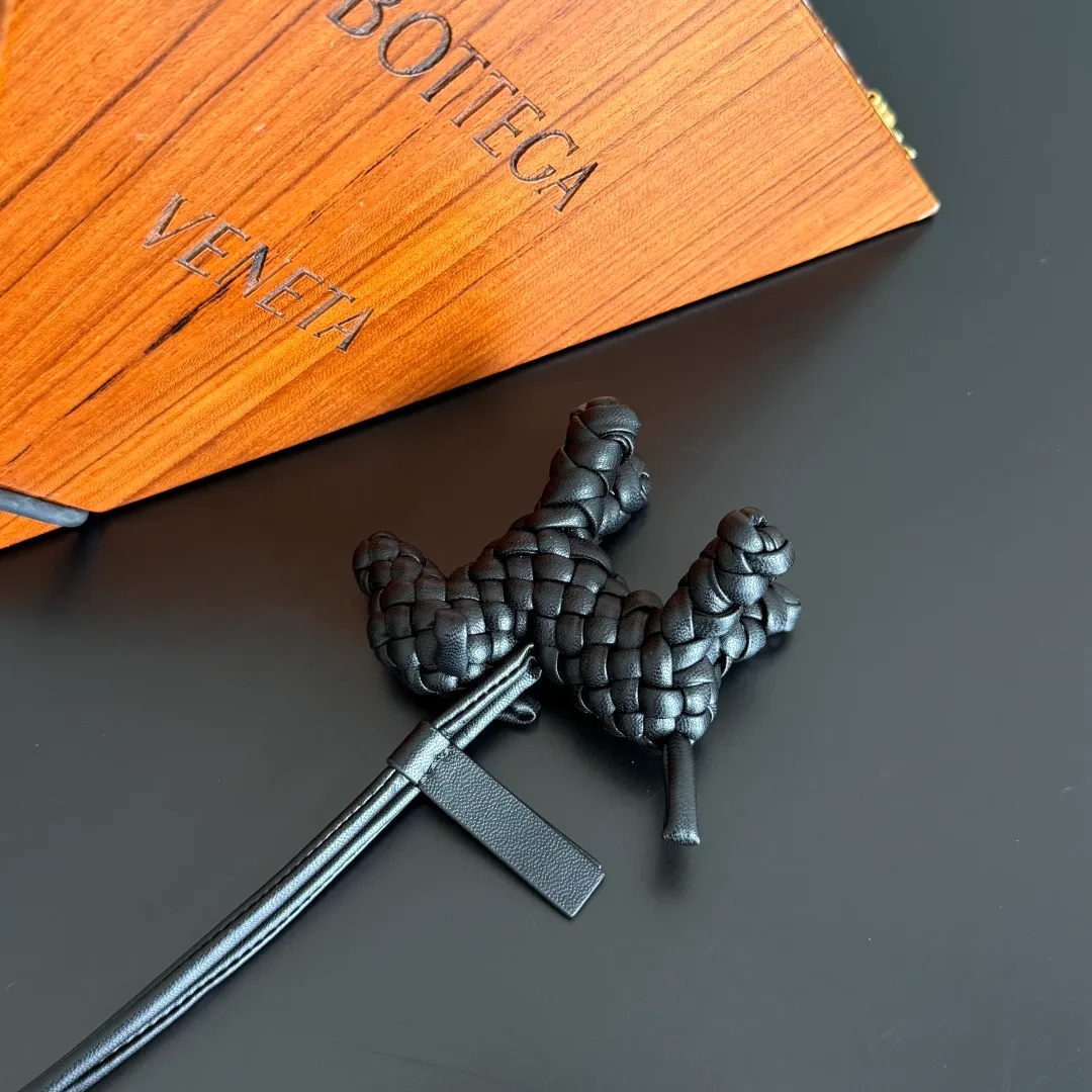Batch 540 BOTTEGA VENETA2025 new puppy🐕 style pendant Braided puppy is online😎 Leather braided puppy style pendant can be hung on any handbag, and it is as cute, delicate and colorful as it matches with a bag. Cute and cute, it will touch your heart at any time. It can be hung on bags or keychains. Who can resist such a cute puppy? Style number: 807068